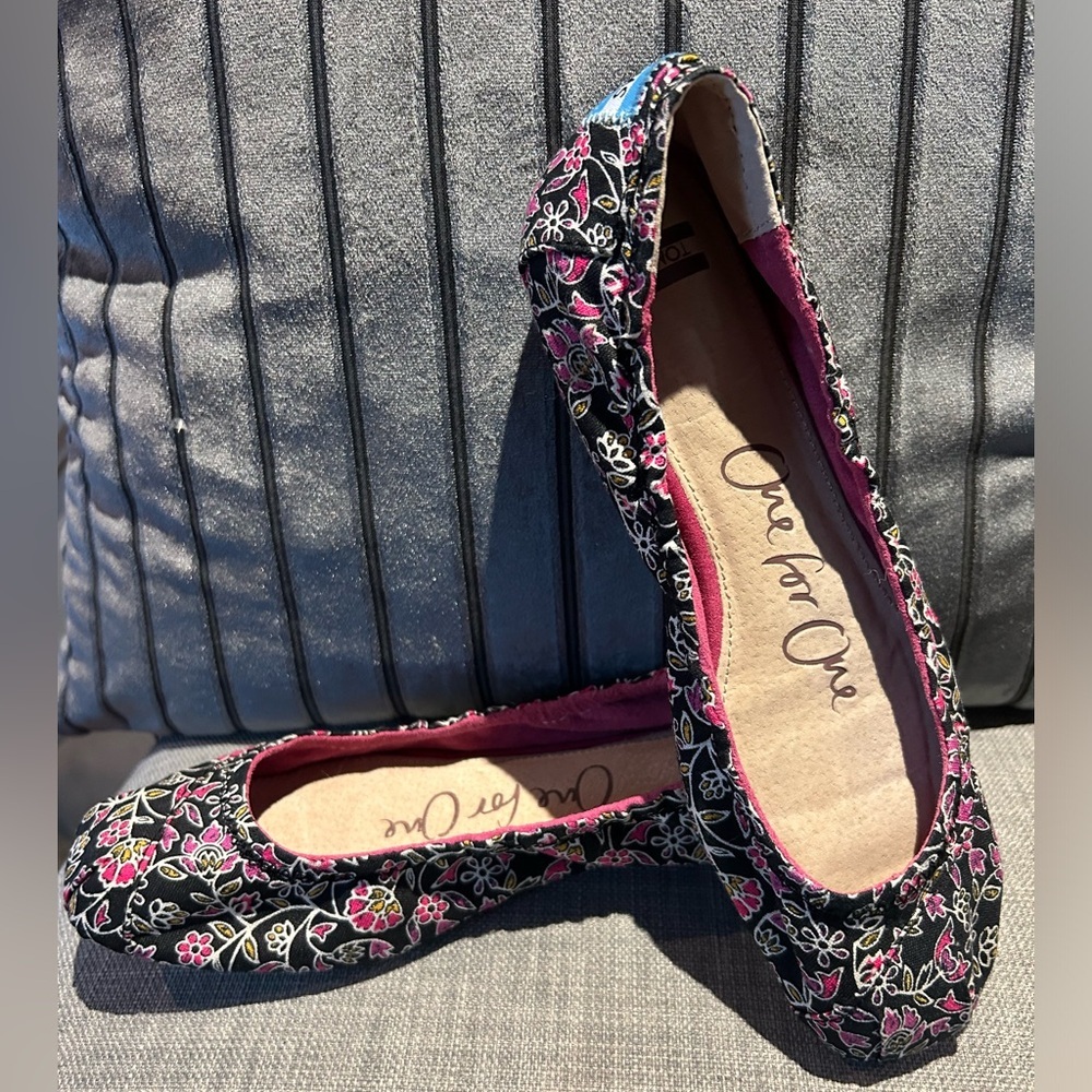 Toms Black Floral Print Ballet Flats with Pink Trim